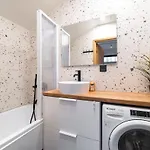Modern 2bdrm Aprtm W Cinema & 2 Bathrooms *
