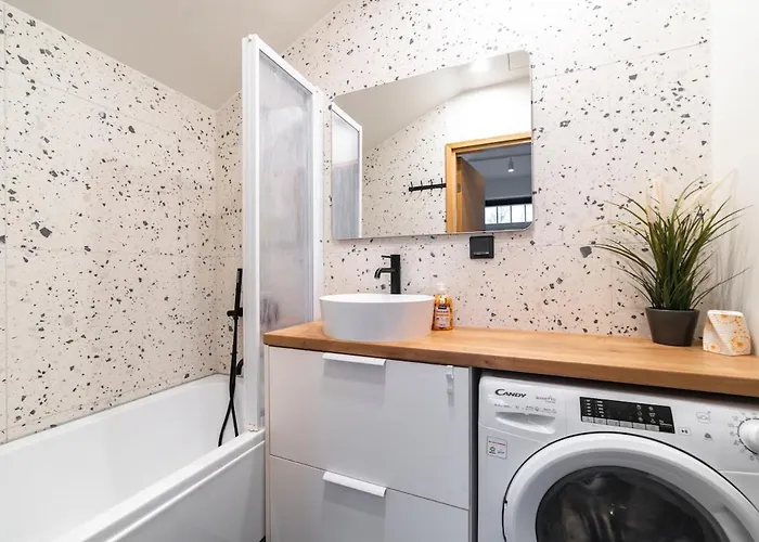 Modern 2bdrm Aprtm W Cinema & 2 Bathrooms *